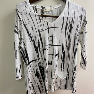 NWOT impulse California from Anthony’s Women's Black & White Abstract V-Neck Top